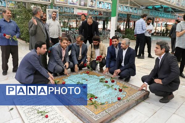 آیین غبارروبی مزار شهدا با حضور اصحاب رسانه در قم