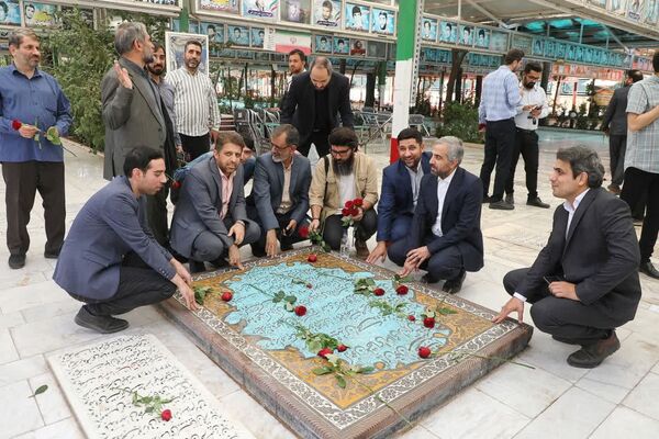 آیین غبارروبی مزار شهدا با حضور اصحاب رسانه در قم