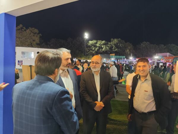 بازدید عضو شورای اسلامی شهر مشهد مقدس از غرفه منطقه ۱۰ شهرداری در بوستان ملت