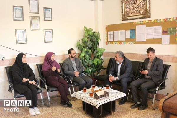 تجلیل مدیر آموزش‌وپرورش از دانش‌آموزان رتبه اول جشنواره نوجوان خوارزمی فیروزکوه