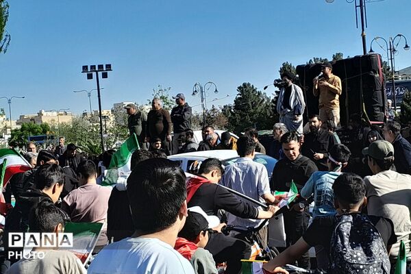 رژه دوچرخه سواران نوجوان به یاد شهدای جنگ تحمیلی سوم 
