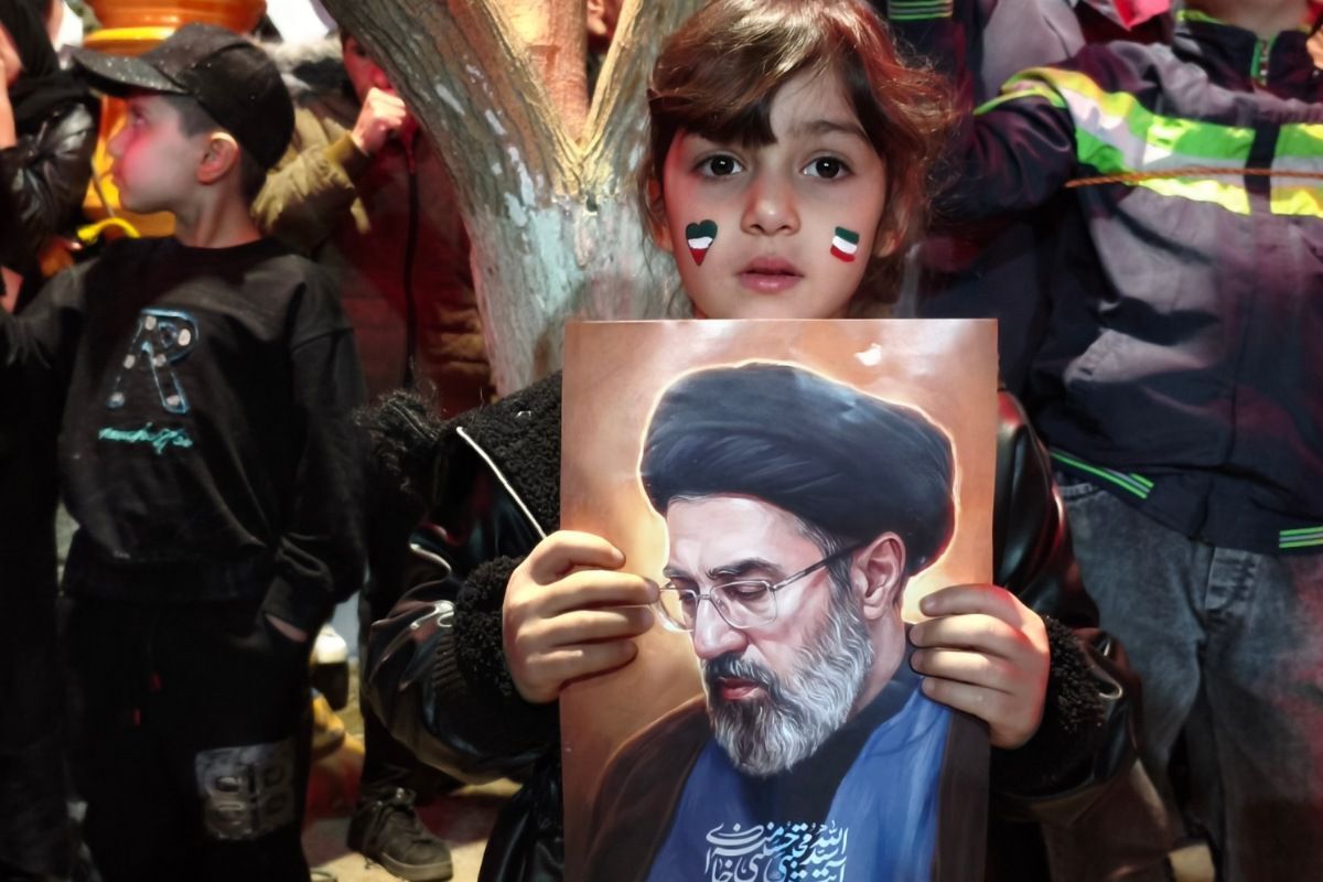 حضور دانش‌آموزان و کودکان بهارستانی در راهپیمایی شبانه «جنگ رمضان»