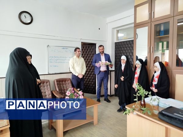 اهدای گل به کارکنان اداره‌کل آموزش و پرورش شهرستان‌های تهران به‌مناسبت بزرگداشت روز معلم 