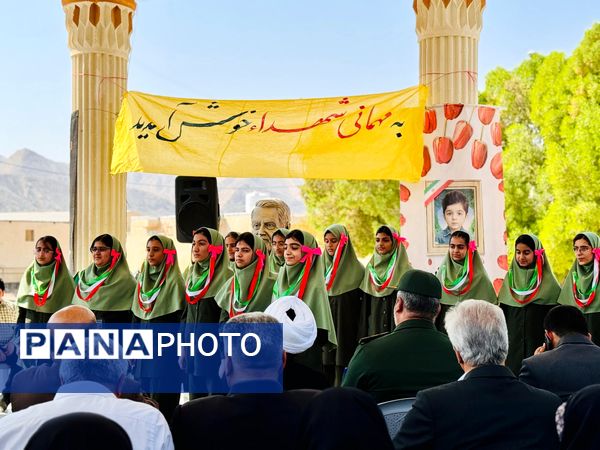 عطر‌افشانی و غبارروبی مزار شهدای بستک