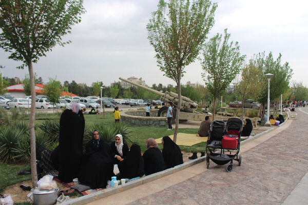 حضور گردشگران روز طبیعت در محوطه باغ‌موزه دفاع مقدس قم