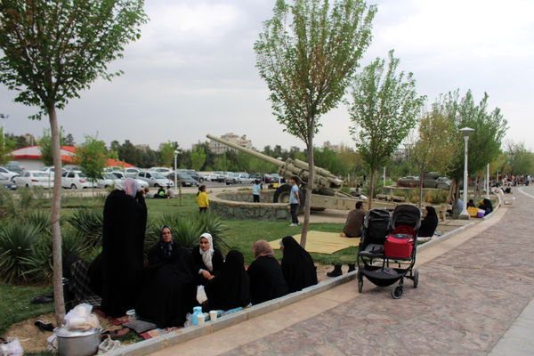 حضور گردشگران روز طبیعت در محوطه باغ‌موزه دفاع مقدس قم