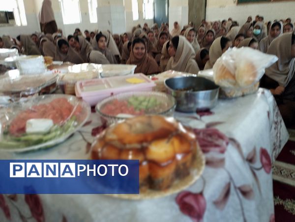 جشنواره غذای سالم در دبیرستان آسیه شهرستان حاجی‌آباد 