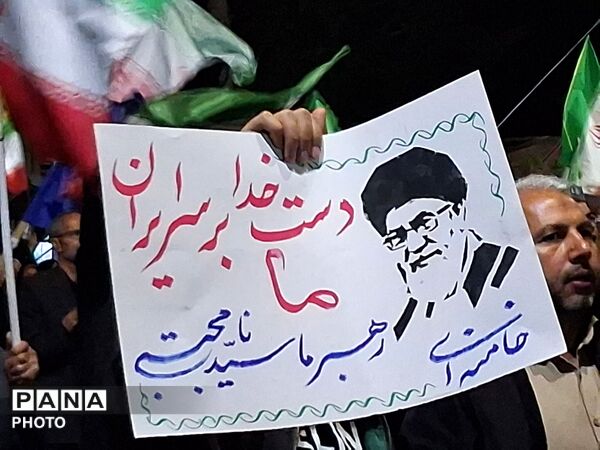 تابلو هایی بر آسمان؛ سخنانی از دل مردم تا عکس رهبری