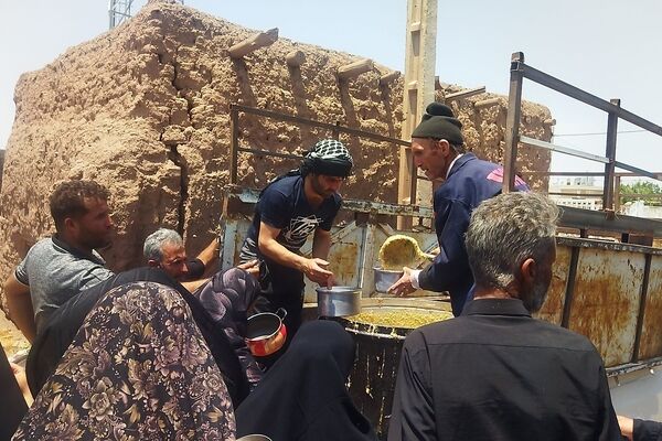 پخش نذری روز عاشورا رسمی قدیمی در روستای حسن آباد بلهر نیشابور 
