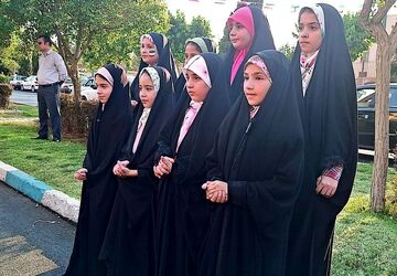 طنین سرود دانش‌آموزان دبستان‌های ستایش و صابران یک شهریار در مهمانی کیلومتری غدیر  