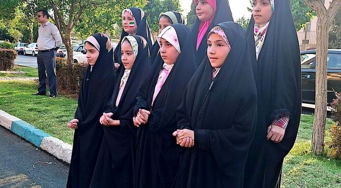 طنین سرود دانش‌آموزان دبستان‌های ستایش و صابران یک شهریار در مهمانی کیلومتری غدیر  