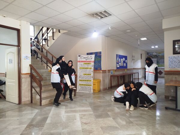 مانور سراسری زلزله در دبیرستان اعطایی ناحیه ۳ مشهد
