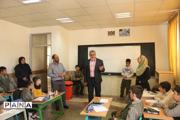 بازدید مدیر آموزش‌و‌پرورش فیروزکوه از مدرسه «هاتف»؛ تأکید بر ارتقای کیفیت فرآیندهای آموزشی