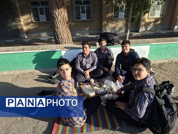 حال و هوای دانش‌آموزان دبیرستان شهید صدر کهک در یک صبح پاییزی