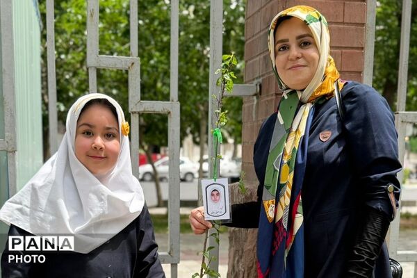 کاشت نهال در هفته معلم به نیابت از شهدای فرهنگی و دانش‌آموز در فرهنگسرای ولاء ناحیه دو شهرری 