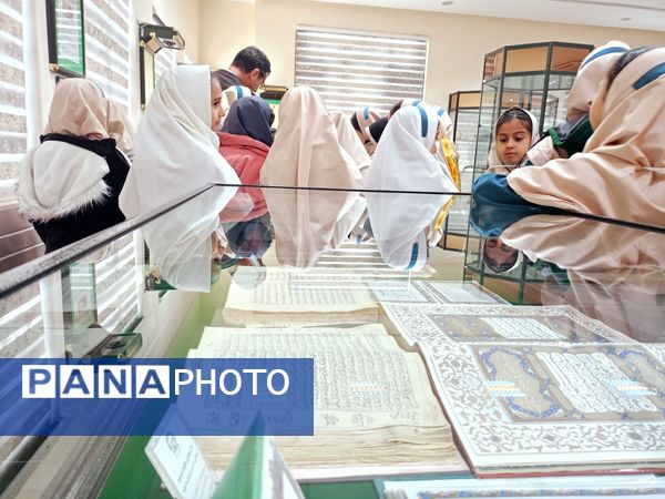 غبارروبی مزار شهدا توسط دانش‌آموزان دبستان سمیه