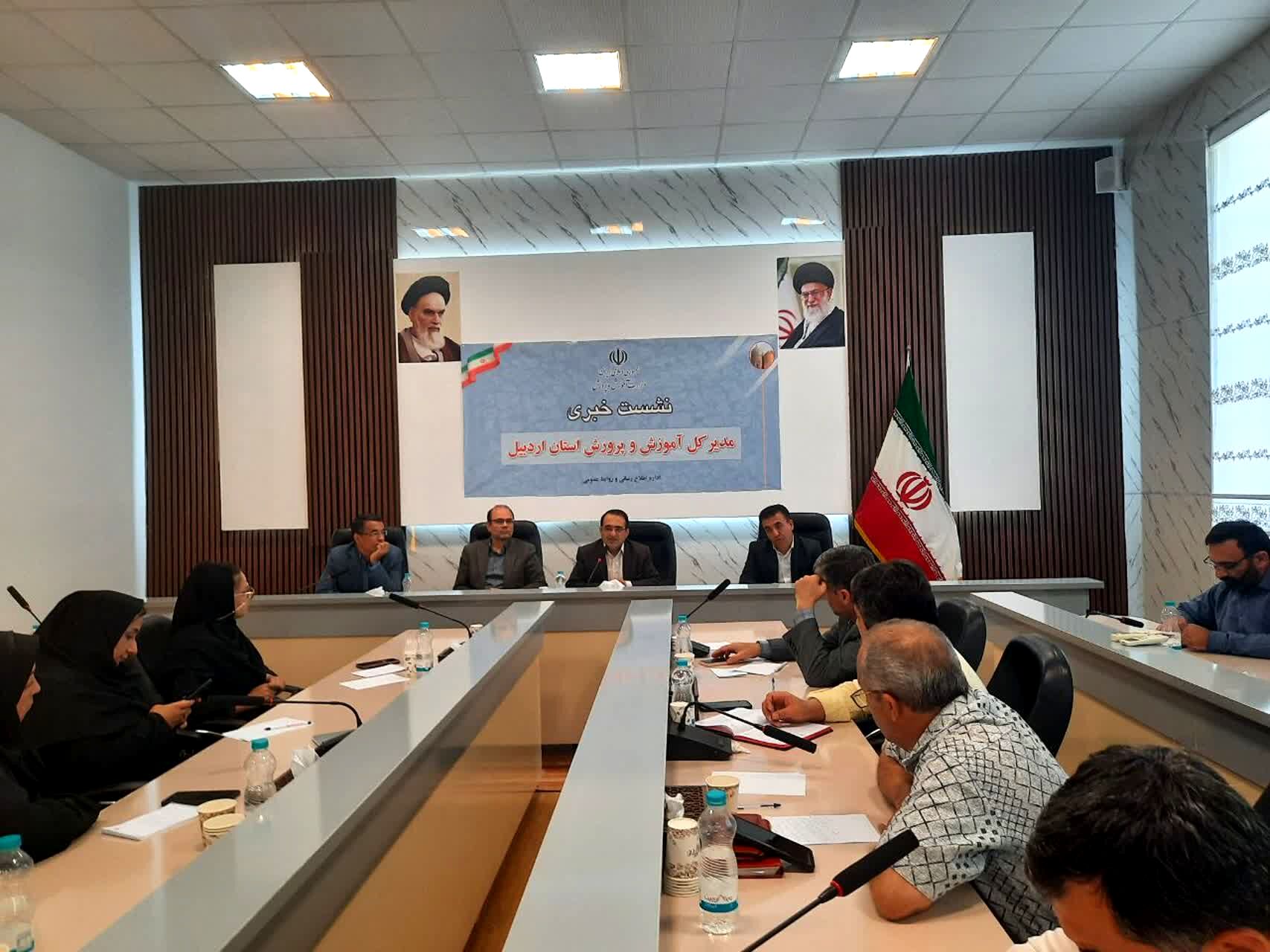 سطح توانمندی معلمان را با برگزاری دوره‌های بازآموزی به‌عنوان یک راهبرد آموزشی و تسهیل‌گر ارتقا می‌بخشیم
