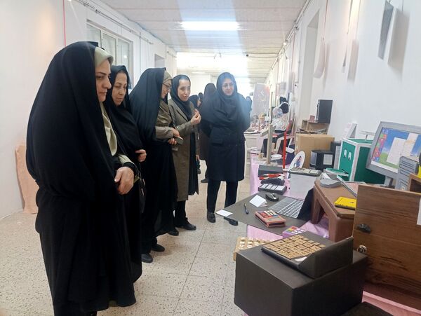 بازدید از نمایشگاه دست سازه هنرستان فنی و حرفه ای دخترانه فلسطین 