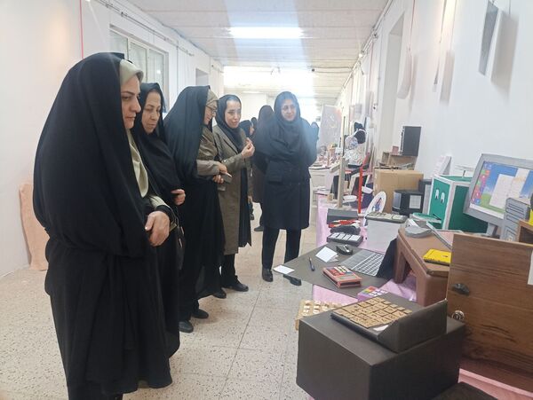 بازدید از نمایشگاه دست سازه هنرستان فنی و حرفه ای دخترانه فلسطین 