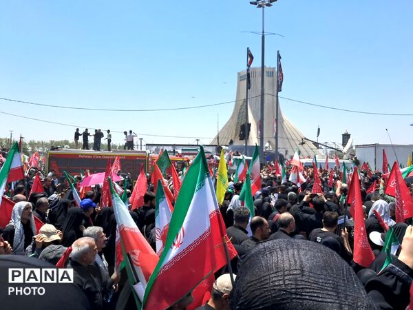  آخرین  وداع  ملت ایران با رهبر شهید در روز تشییع 