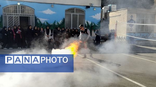آموزش اطفای حریق در دبیرستان نمونه دولتی آینده‌سازان ناحیه ۴ کرج