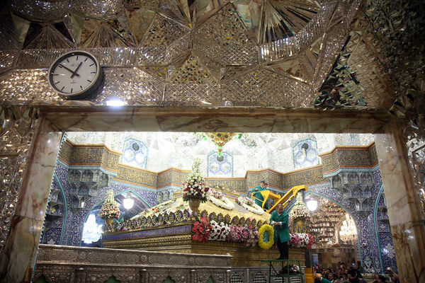 گل آرایی ضریح مطهر حضرت معصومه(س) به مناسبت روز دختر