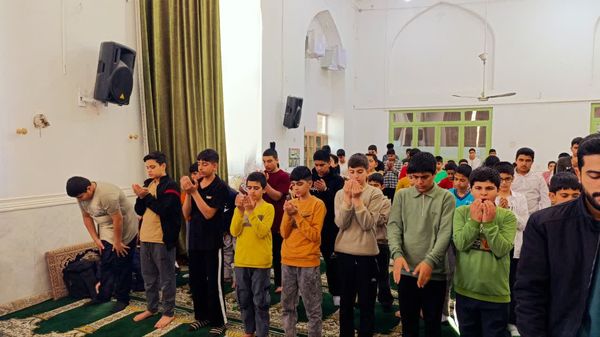  اقامه نماز جماعت و بازدید صمیمی از اعتکاف پسران در خلیل آباد