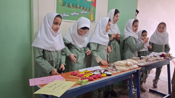 بازارچه مادر دختری با دست‌سازه‌های دانش‌آموزی 