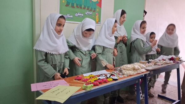 بازارچه مادر دختری با دست‌سازه‌های دانش‌آموزی 