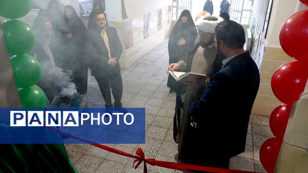 بازدید مدیر ارتباطات اتحادیه انجمن های اسلامی دانش آموزان از نمایشگاه مدرسه انقلاب در قم