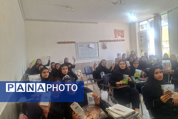 تقدیر از برگزیدگان مسابقات دانش‌آموزی در کلاس‌های درس