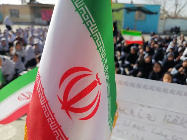 مراسم پیروزی انقلاب در مدرسه ناهید نخودی 