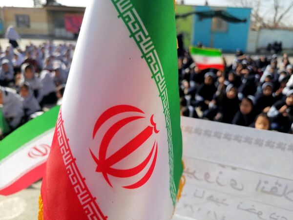  مراسم پیروزی انقلاب در مدرسه ناهید نخودی 
