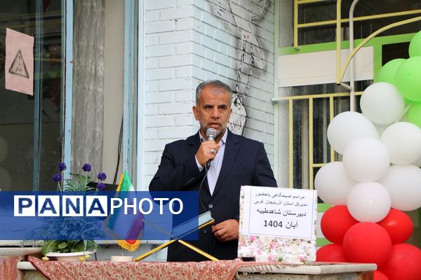 تجلیل مدیرکل آموزش و پرورش آذربایجان غربی از دانش‌آموز سخنران در نشست با رئیس جمهور