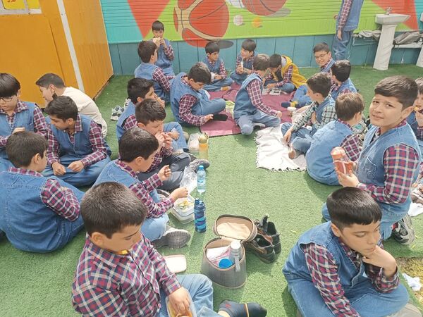 هوای پاک و  صبحانه ی سالم  در دبستان مبتکران ۳
