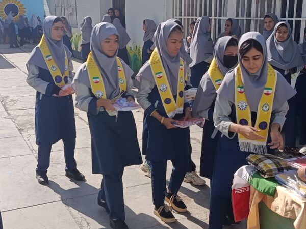 جشن عاطفه‌ها در دبیرستان افق خواف 