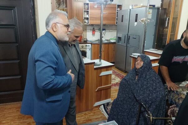 دیدار فرماندار فیروزکوه با خانواده‌های شهدا
