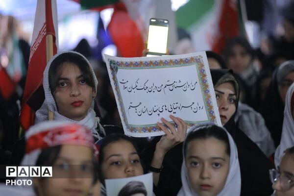 شکوه حضور دختران ساوجبلاغ در جشن دهه کرامت 