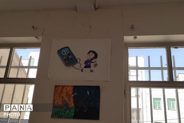 نمایشگاه نقاشی دانش آموزان شهرستان قدس  با موضوع مبارزه با اعتیاد 