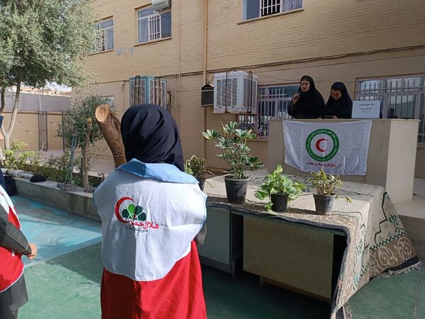 هلال‌احمر، همراه دانش‌آموزان دبیرستان عفت در مراسم صلح و دوستی
