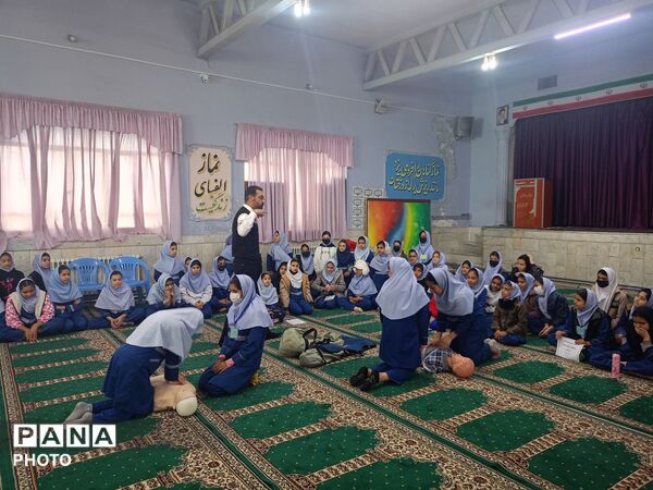 جلسه  آموزشی طرح ماهر سفیران سلامت در مدرسه بنت المهدی صدر ۲