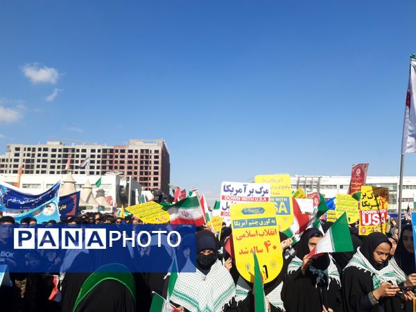 حضور پرشور دانش آموزان مشهد مقدس در راهپیمایی یوم‌الله ۱۳ آبان 