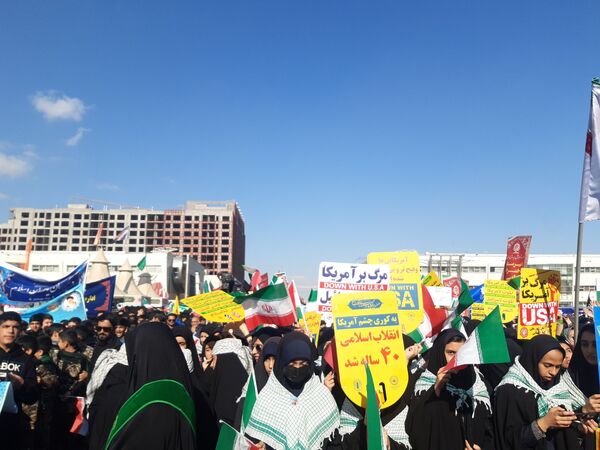 حضور پرشور دانش آموزان مشهد مقدس در راهپیمایی یوم‌الله ۱۳ آبان 