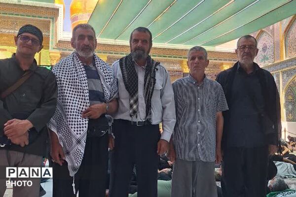 پیوند جان و جانان در کربلا؛ اقامه نماز جماعت در جوار ضریح شش‌گوشه