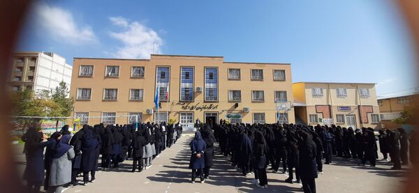 گذری برصبح‌گاه دبیرستان وکیلی ۹