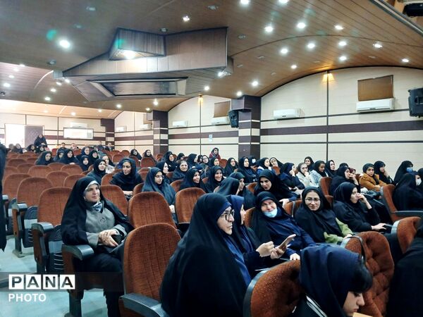 همایش الگوی سوم زن مسلمان تقدیر از بانوان فرهنگی موفق و دانش‌آموزان دختر نمونه
