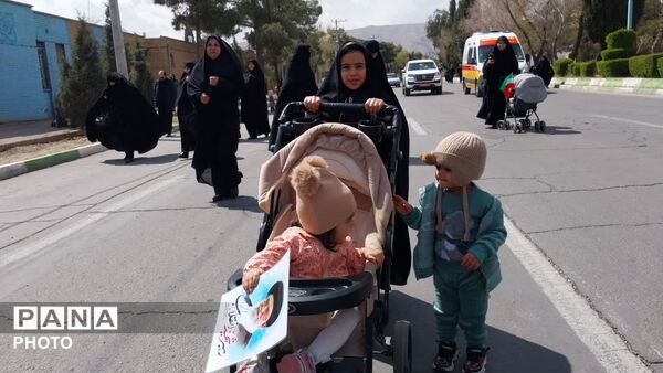 کوله پشتی‌های صورتی رنگ در راهپیمائی روز قدس تفت 