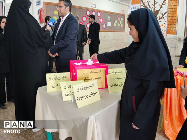 هفته سلامت روان در مدرسه بعثت با محوریت انتخاب همیار مشاور