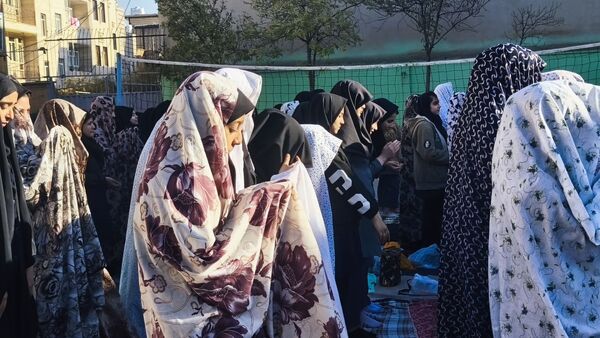 نماز جماعت باران در آموزشگاه شهید فتحی‌پور ناحیه یک شهرستان بهارستان