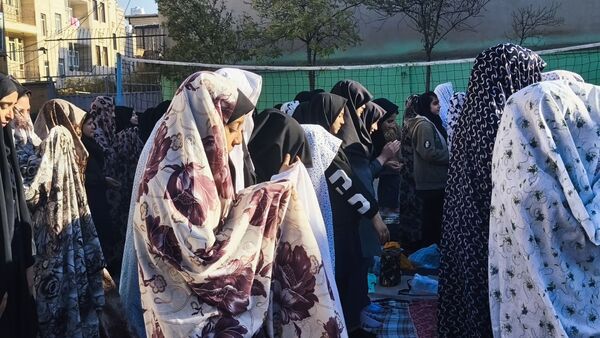 نماز جماعت باران در آموزشگاه شهید فتحی‌پور ناحیه یک شهرستان بهارستان